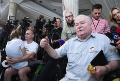 Lech Wałęsa "nie wyklucza" spędzenia nocy z protestującymi. "Sejm to jednak ładne pomieszczenia"