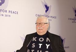 Lech Wałęsa z Catherine Deneuve. W koszulce z napisem "konstytucja"