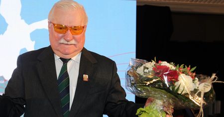 Lech Wałęsa życzy Jarosławowi Kaczyńskiemu szybkiego powrotu do zdrowia. Ma w tym interes