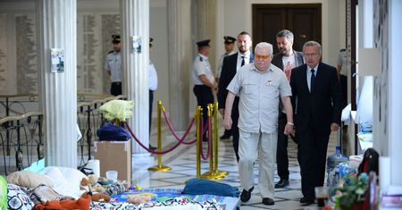Lech Wałęsa spotkał się z protestującymi w Sejmie. Internauci oburzeni jego słowami