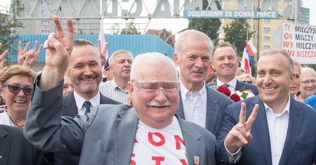 Lech Wałęsa apeluje do rodaków. Mówi o odsunięciu władzy "kryterium ulicznym"