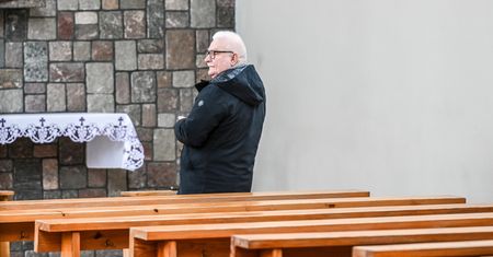 Koronawirus w Polsce. Lech Wałęsa znowu w kościele. Pozostaje niewzruszony na apele syna