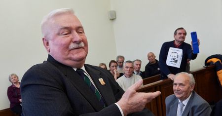 Lech Wałęsa grzmi na Facebooku. "Dlaczego PiS zostawił na pastwę Rosjan prezydenta?"
