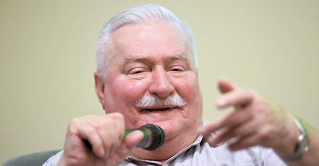 Lech Wałęsa znów śmieje się z prezydenta Andrzeja Dudy. Kolejny raz zestawia zdjęcia