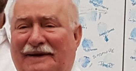 Lech Wałęsa otrzymał nietypowy prezent. To meksykańska edycja "konstytucyjnej" koszulki