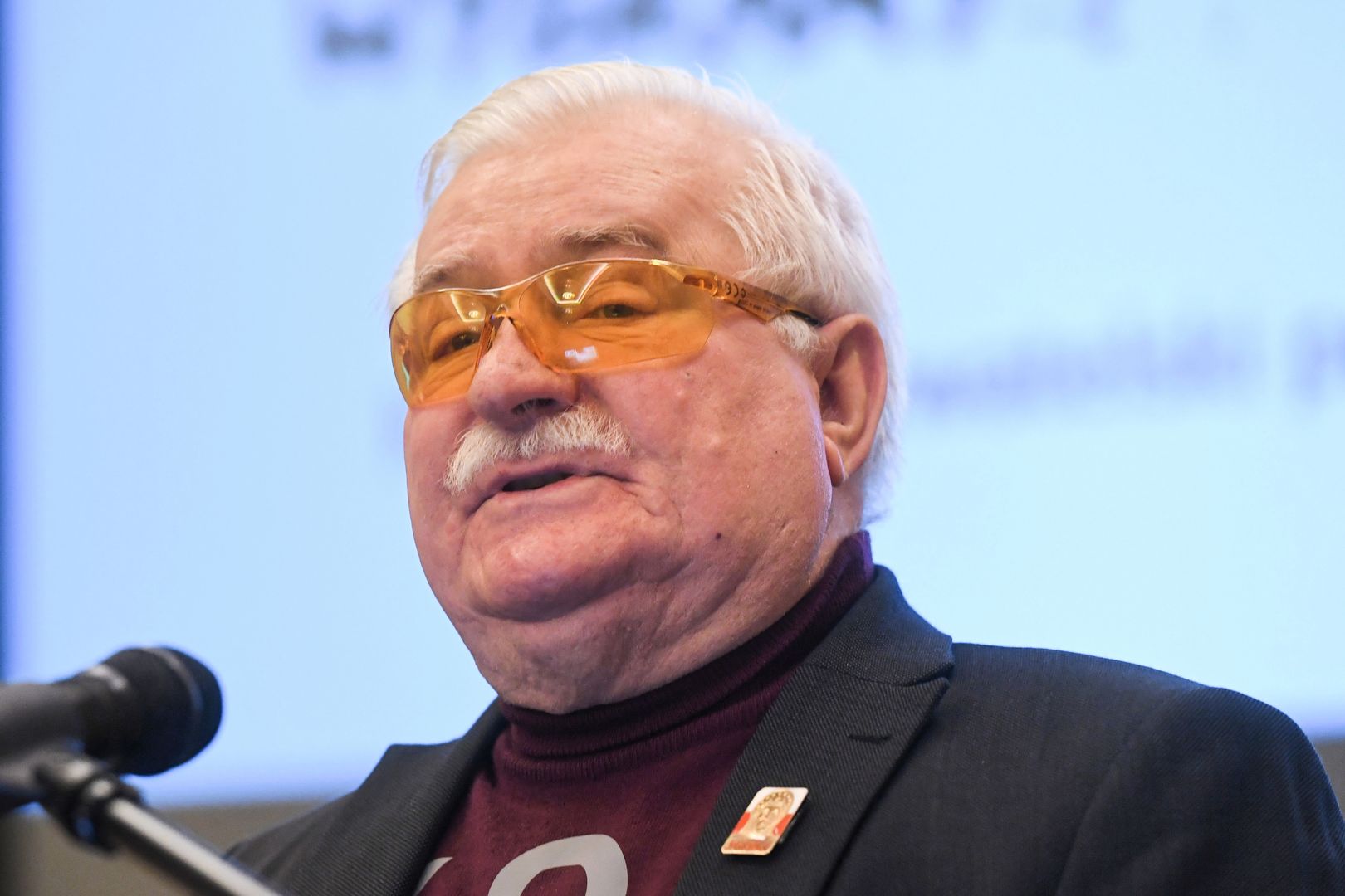 Lech Wałęsa uważa że należy dyskutować "pomiędzy różnymi religiami i niewierzącymi"