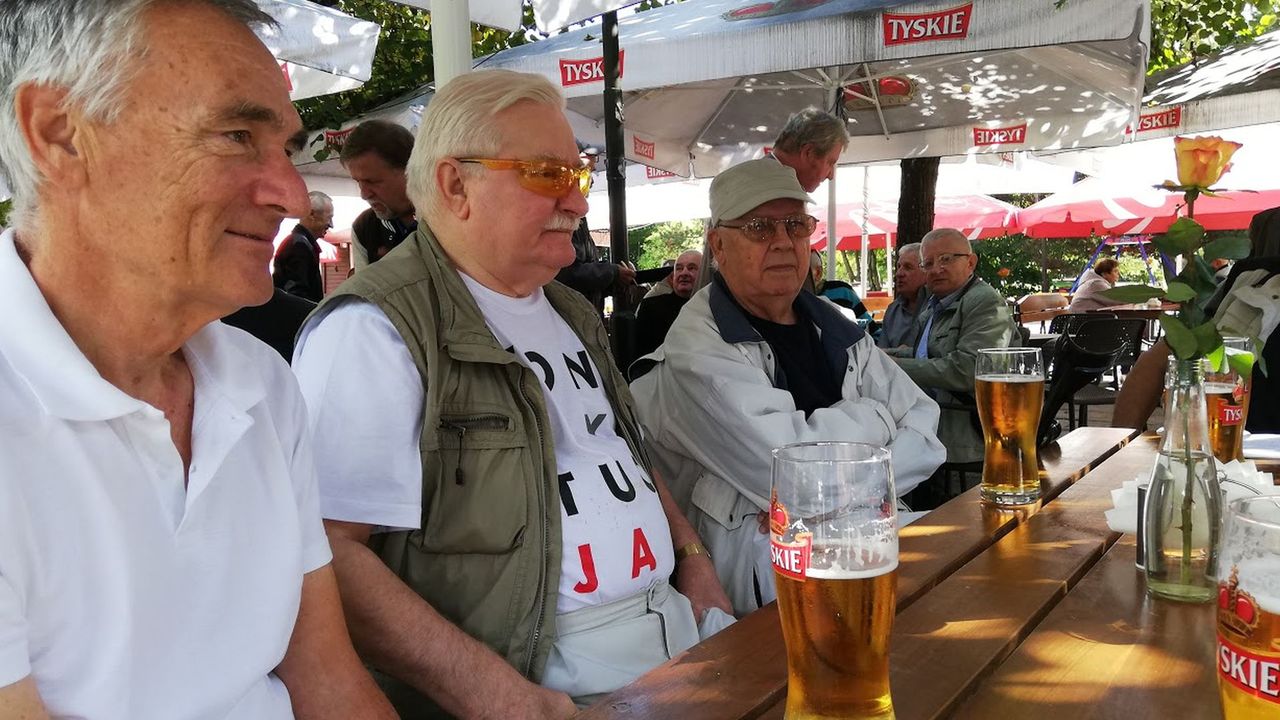 Lech Wałęsa na piwie z kolegami ze stoczni. Trochę go wyzywali, trochę pili jego zdrowie