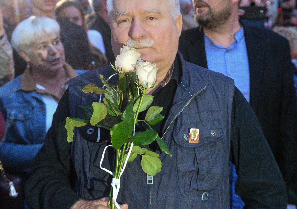 Wałęsa opublikował mem z Kaczyńskim. "Pojechał Pan grubo"