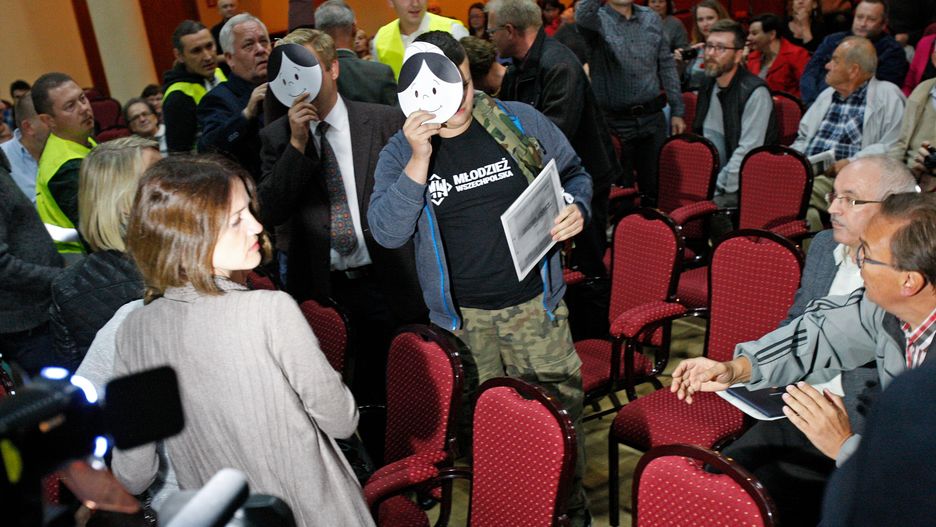 Działacze Młodzieży Wszechpolskiej opuszczają salę po spotkaniu byłego prezydenta RP z białostoczanami