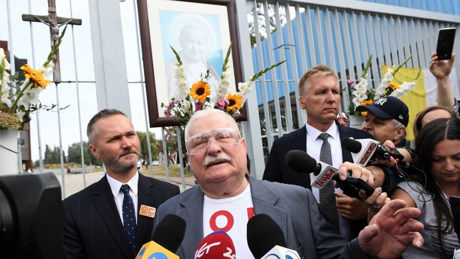 Były prezydent Lech Wałęsa przed bramą nr 2 Stoczni Gdańskiej