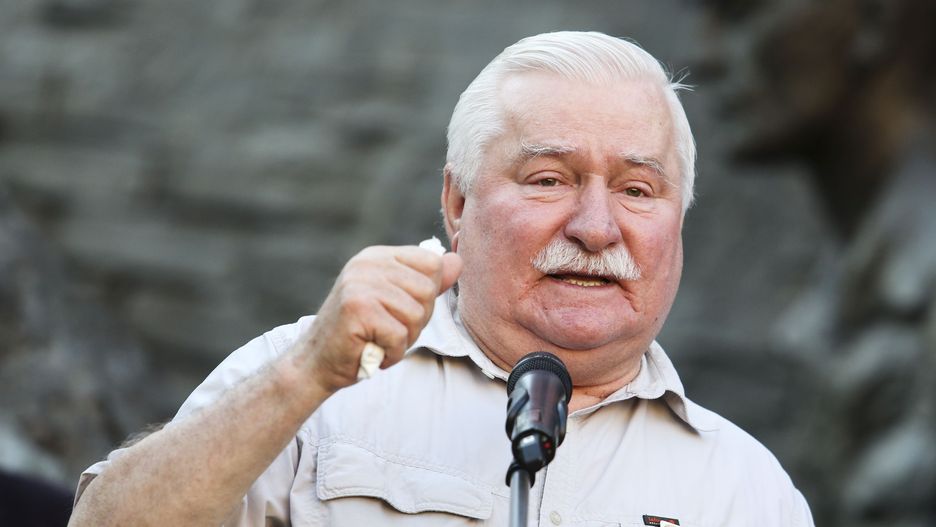 Lech Wałęsa przemawia przed gmachem Sądu Najwyższego