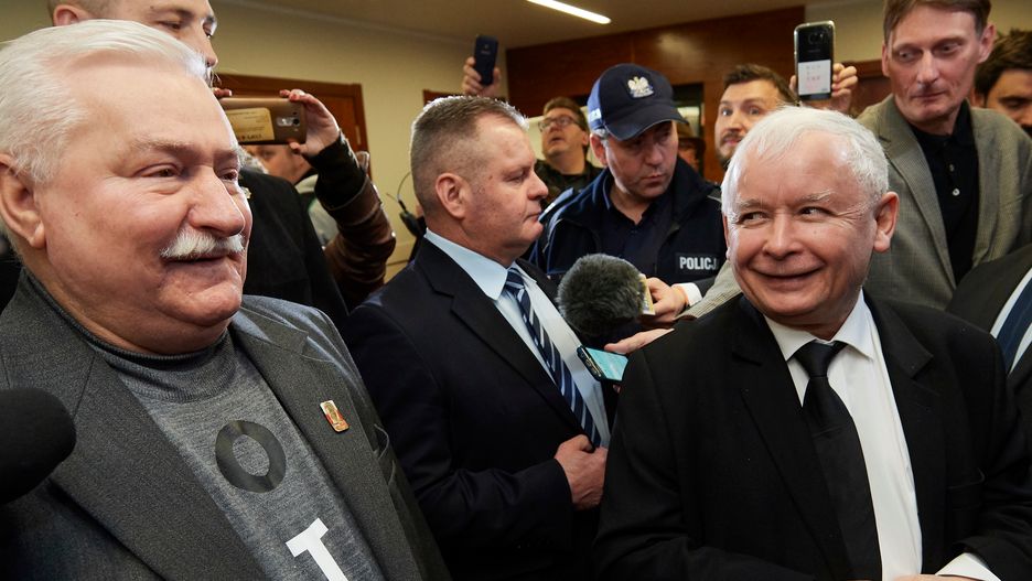 Lech Wałęsa i Jarosław Kaczyński przed salą sądową w Gdańsku