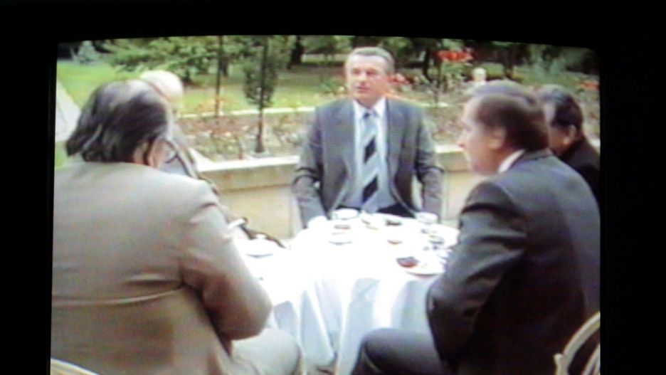  Telewizor z materiałami SB nakręconymi podczas spotkań władz PRL z opozycja w Magdalence w 1989 r.