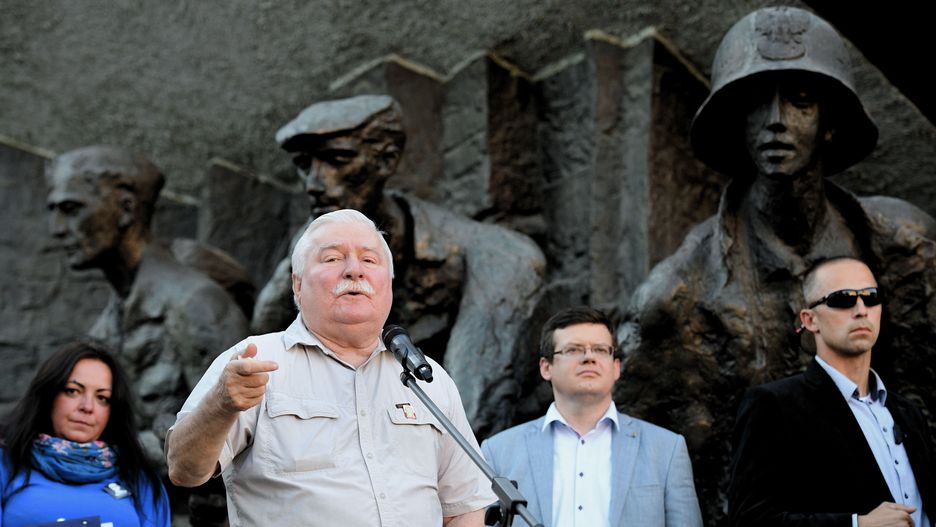 Lech Wałęsa przemawia do protestujących w obronie Sądu Najwyższego. Warszawa 4 lipca 2018 r.
