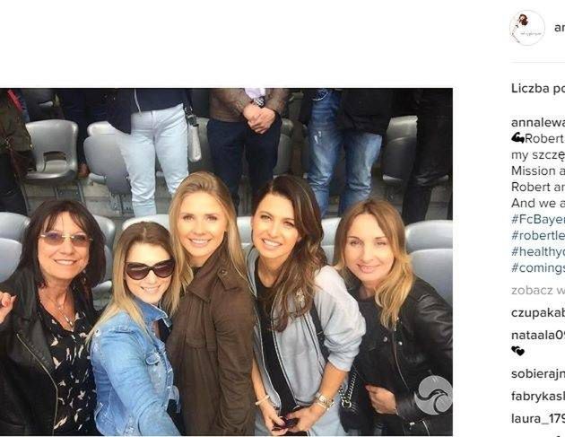 Iwona Lewandowska, mama Roberta Lewandowskiego, przyjaciółka i menadżerka Anny Lewandowskiej oraz Bogna Dybul - partnerka Artura Sobiecha na trybunach w meczu z Hannoverem 96