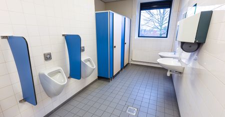 Uczniowie palili w ubikacji, więc dyrekcja wyjęła drzwi od WC. Rodzice są oburzeni naruszeniem prywatności dzieci