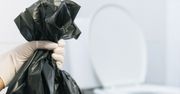 Tak szybko naprawisz zatkaną toaletę za pomocą... worka na śmieci