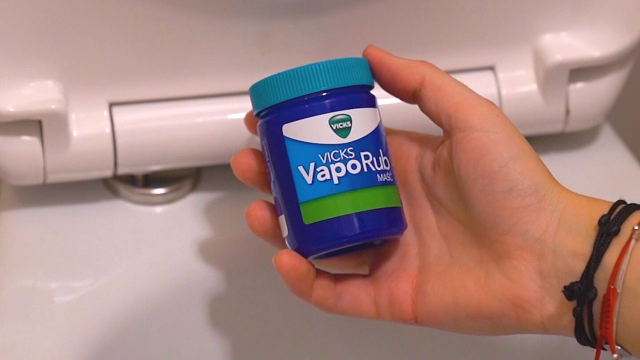 Trik z VapoRub rozwiązuje irytujący problem z toaletą. Działa za każdym razem!