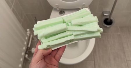 Odkąd znam ten przepis, nie kupuję już kostek do WC. Wolę zrobić je sama