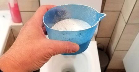 Kiedy idą goście, wsypuję 1 miarkę do toalety. Dokładnie czyści i wspaniale pachnie!