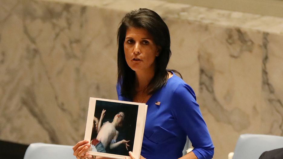 Nikki Haley podczas posiedzenia Rady Bezpieczeństwa ONZ trzyma w ręku zdjęcie ofiary ataku chemicznego w Syrii
