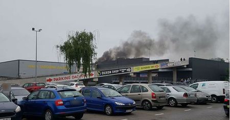 Pożar na dachu galerii handlowej. Ewakuowano CH Załęże