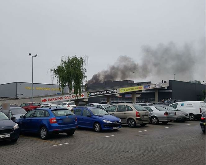 Na dachu centrum handlowego Załęże w Katowicach doszło do pożaru samochodu