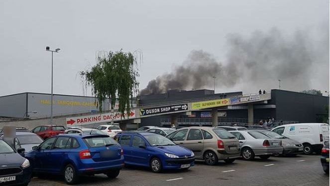 Na dachu centrum handlowego Załęże w Katowicach doszło do pożaru samochodu