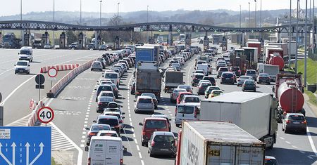 Wypadek ciężarówki w Morawicy. Autostrada A4 zablokowana