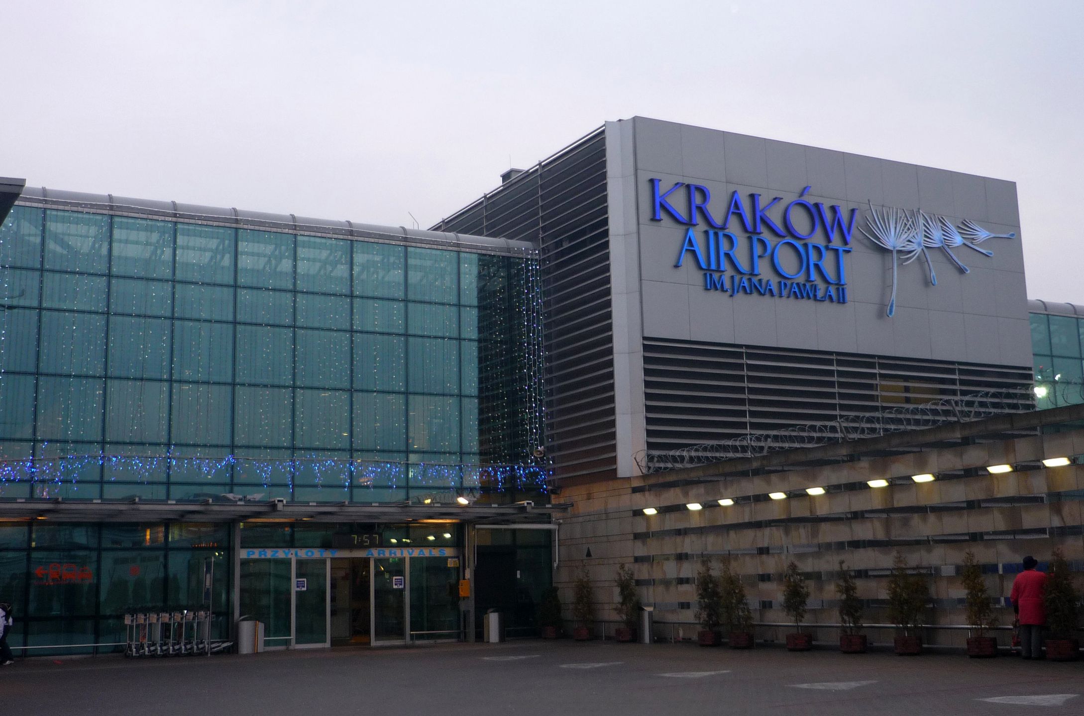 Rano z powodu zadymienia na kilkanaście minut ewakuowano jeden z terminali lotniska Balice