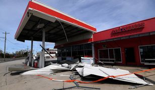 Cyklon Debbie zaatakował. Na ulicach Australii pojawiły się worki z piaskiem, surferzy i rekiny
