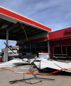 Cyklon Debbie zaatakował. Na ulicach Australii pojawiły się worki z piaskiem, surferzy i rekiny