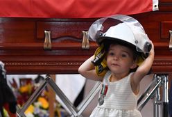 Australia. Córeczka pożegnała tatę strażaka. Widok rozdziera serce