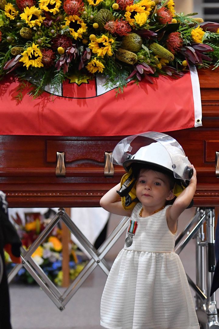 Australia. Córeczka pożegnała tatę strażaka. Widok rozdziera serce