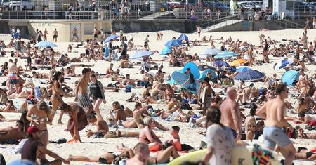 Koronawirus w Australii. Tłumy na plażach w Sydney