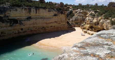 Ukryty skarb. Przepiękna plaża wśród klifów. Prawie nikt o niej nie wie