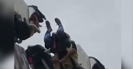 Krzyki przerażenia w filmowym parku rozrywki. Goście zawisnęli głowami w dół