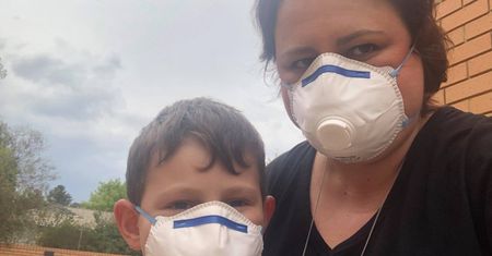 Mieszkańcy Australii z trudem łapią oddech. Wciąż dusi ich trujący dym. "Musimy nosić maski"