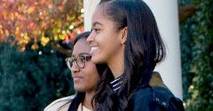 Barack Obama i jego nastoletnie córki na Święcie Dziękczynienia