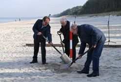 Prezes PiS w kampanii "jak z Barei". Wbijanie palików i dziennikarze na przyczepie