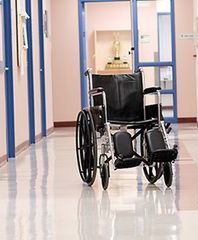 Lekarz wyrzucił umierającego na bruk?