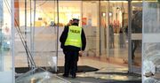 Koszalin. Autem wjechali w witrynę jubilera w galerii handlowej