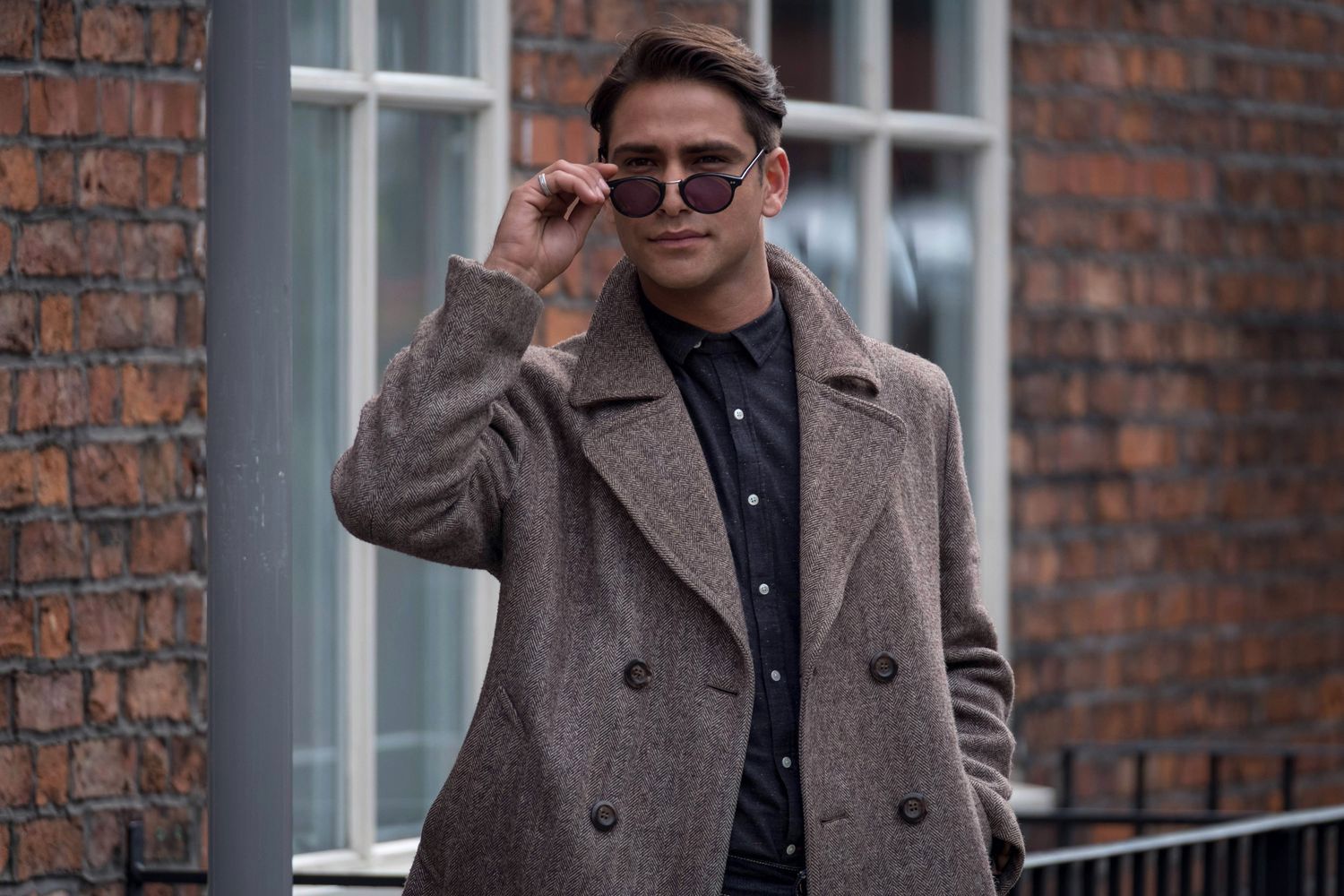 Luke Pasqualino na planie serialu "Przekręt"