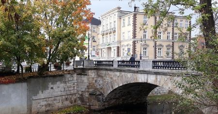 Kalisz. Próbował zrobić selfie na moście. Spadł do wyschniętej rzeki