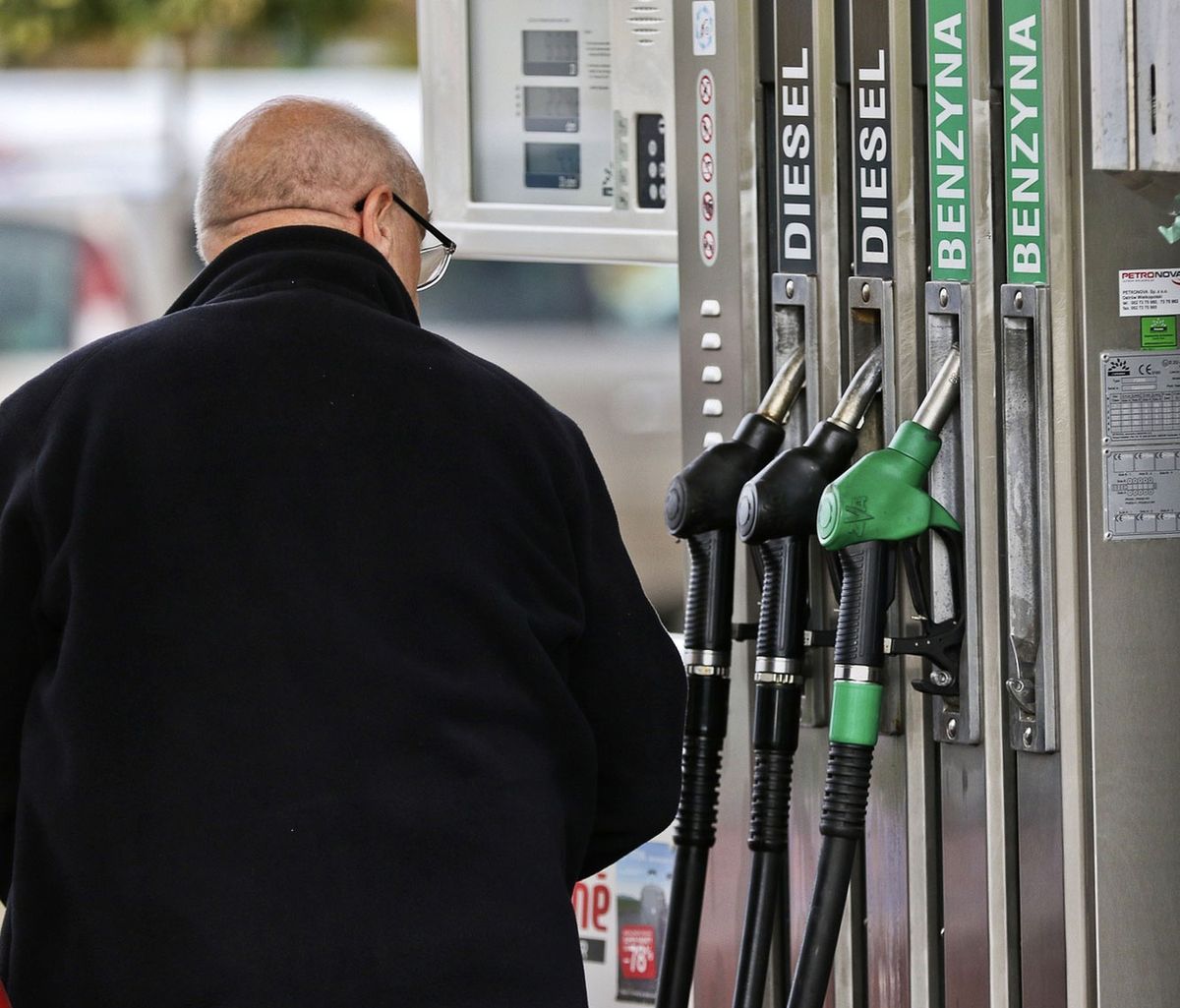 Badanie preferencji konsumenckich na stacjach. Dla kierowców ważniejszy alkohol niż ceny paliw