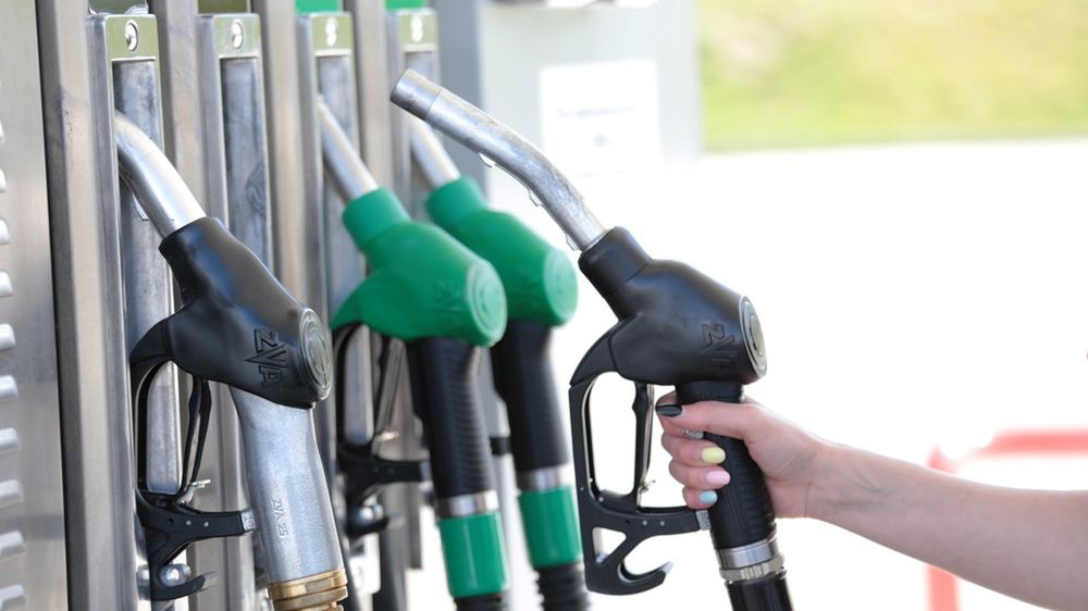 Tak tanio dawno nie było. Na stacjach ustawiają się kolejki