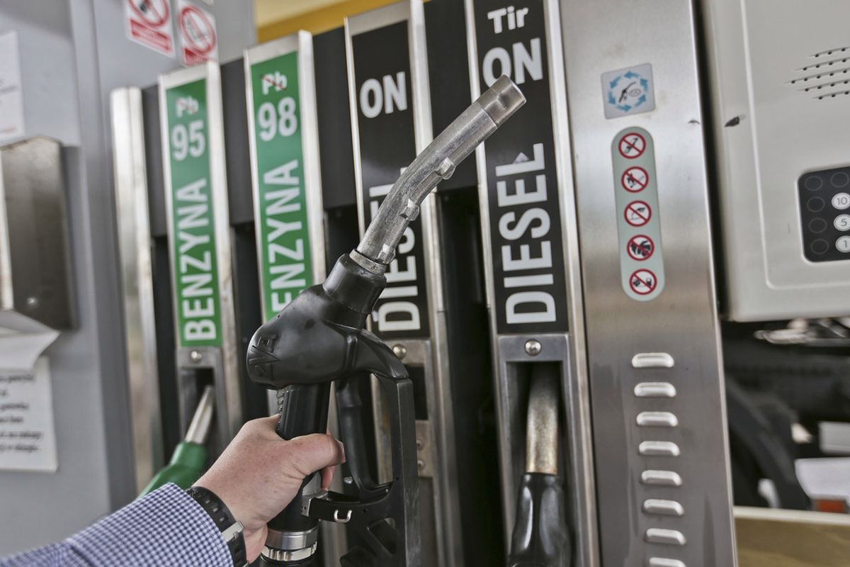 Koniec podwyżek cen na stacjach paliw. Eksperci mówią, za ile zatankujemy