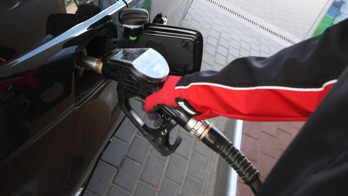 Tankowanie będzie tańsze o 15-20 groszy na litrze.