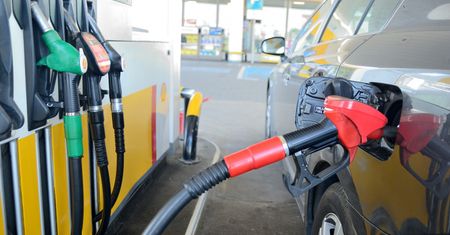 Koniec z podwyżkami. Na tańsze paliwo niestety jeszcze poczekamy