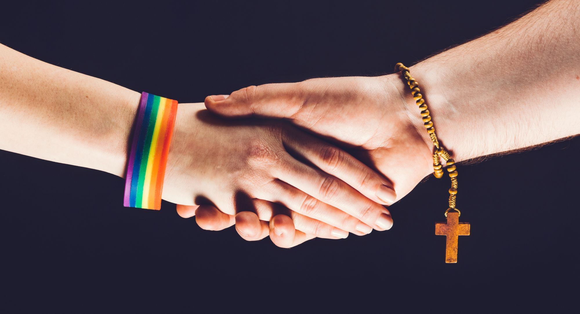 Uścisk dłoni osoby homoseksualnej i wyznawcy religii katolickiej
